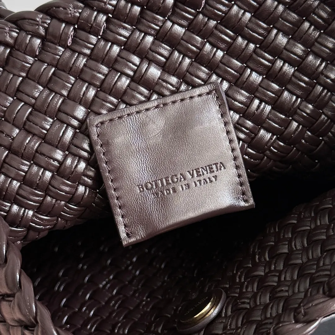Batch 2480 Bottega Veneta's Tosca, made with exquisite intrecciato weaving technology, three-dimensional trapezoidal cut, neat lines outline a high-end box structure that never fades, giving the soft lambskin a unique silhouette ✨ Small gold balls are embellished to add a sense of fashion, and one leather strip is woven in one piece, simple and advanced. The capacity is suitable for daily life, lifting weight is light, and showing a calm aura in every step. The shoulder-carrying design is practical and carries a low-key taste and relaxed fashion. It is a treasure item that adds points to your outfit. If you know BV, don’t miss it ~ Tosca is your silent business card when traveling around the world. Style number: 777680 Size: 17*19.5*1cm
